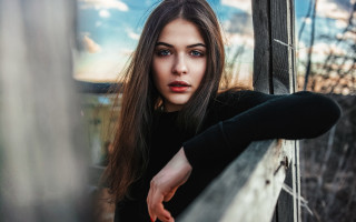 Woman portrait blue eyes red - her face and shoulder free wallpaper