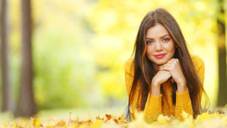 Autumn leaves woman park blurry - the ground in a park free wallpaper