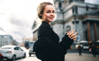 Woman smiling street portrait bokeh - a building in the background free wallpaper