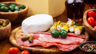 Wooden cutting board meat vegetables - a wooden cutting board free wallpaper