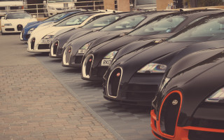 Cars parked street building sidewalk - arent arentsz free wallpaper