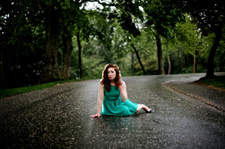 Woman sitting road rain green 2 - free portrait wallpaper