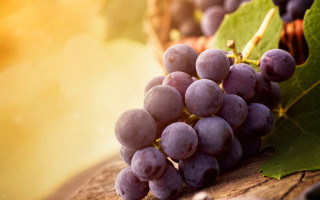 Grapes wooden table green plant 2 - a bunch of grapes free wallpaper