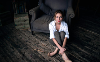 Woman sitting barefoot cane portrait - figurative art free wallpaper