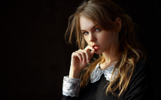 Gothic fashion portrait brownlonghair lipstick - artur tarnowski free wallpaper