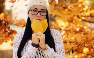 Woman glasses leaf surprised autumn - the camera free wallpaper