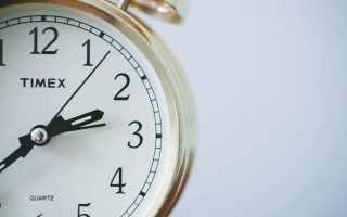 Clock 11 20 durack automistes - a close up of a clock free wallpaper