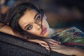 Woman leaning wall portrait photorealistic - artur tarnowski free wallpaper