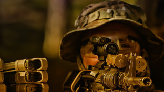 Soldier machinegun helmet camera flashlight - a soldier free wallpaper