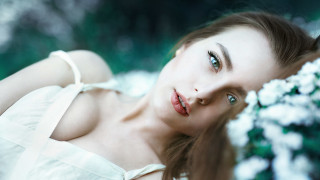 Woman blueeyes flowers whitedress photorealistic - eye free wallpaper for desktop