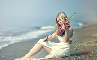 Woman beach violin blonde sand 2 - ella guru free wallpaper