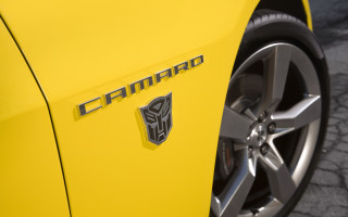 Yellow car emblem black stripe - a black stripe free wallpaper