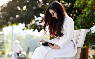Woman bench phone smiling camera - fang congyi free wallpaper