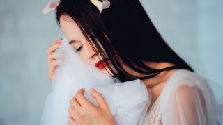 Woman white dress veil flower 3 - a white dress holding free wallpaper