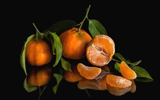 Oranges leaves slices reflection photorealism - a reflection of them free wallpaper
