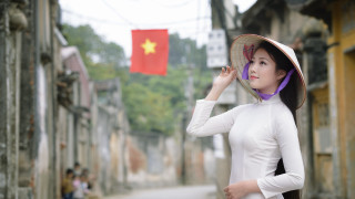 Woman hat street corner flag - a street corner free wallpaper