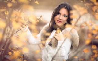Woman white coat autumn fireflowers - a fur collar free wallpaper