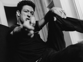 Man pointing camera hand hip - a finger free wallpaper