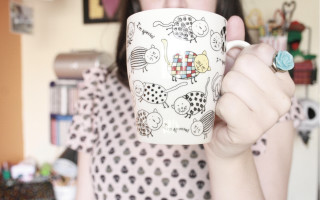 Woman coffee ring blurry bokeh - her finger free wallpaper