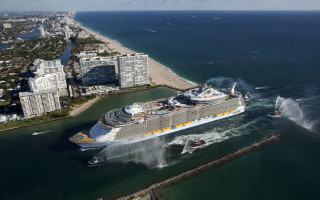 Cruise ship city beach tilt - christo free wallpaper