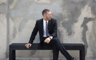 Man suit bench hand hip - his hip free wallpaper