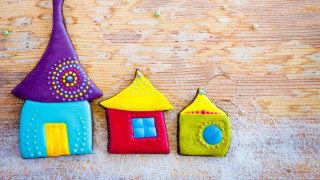Colorful house clay small beads - a wooden surface free wallpaper