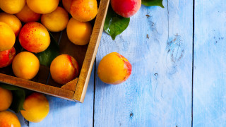 Wooden box ripe peaches blue - ripe free wallpaper