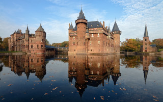 Castle reflection sky clouds bridge - a reflection free wallpaper