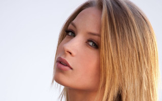 Blonde woman serious portrait naturalism - naturalism free wallpaper