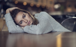 Woman smiling portrait indoor bokeh - her free wallpaper