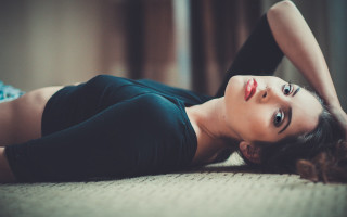Woman laying portrait asian blackhair - her knee free wallpaper