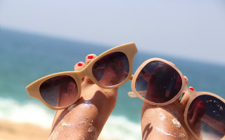 Beach sunglasses ocean sunshine photorealistic - two person free wallpaper