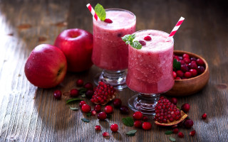 Smoothie glasses mint berries wooden - a wooden table free wallpaper