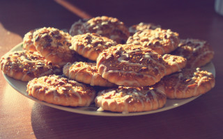 Cookies icing nuts coffee table - food photography free wallpaper