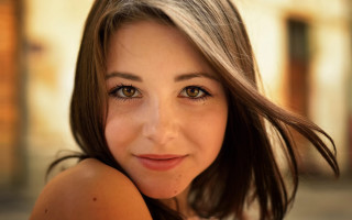 Smiling woman building background blurry - a smile free wallpaper for desktop