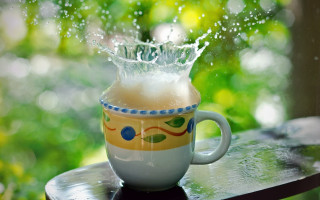 Water throwing outdoor bokeh motion - a table outside free wallpaper