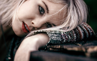 Blonde woman scarf portrait photorealistic - portrait photography free wallpaper
