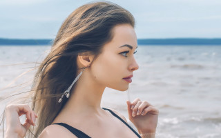 Woman beach ocean blue sky 3 - jewelry free wallpaper