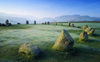 Rocky field mountains horizon sky - the middle of it free wallpaper