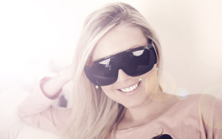 Woman pinkshirt sunglasses cellphone smile - a pink shirt free wallpaper