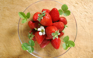 Strawberry bowl green leaves wooden - a glass bowl free wallpaper