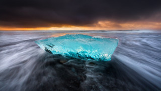 Iceberg ocean cloudy sky sunbeam - the ocean under a cloudy sky free wallpaper