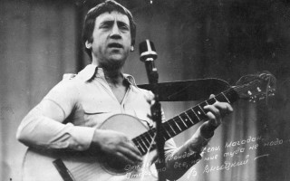 Man guitar singing microphone song - a stage free wallpaper
