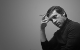 Man holding cigarette serious look - de stijl free wallpaper
