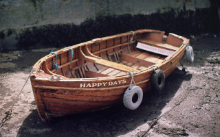 Small wooden boat happy days - happy free wallpaper