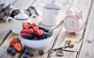 Berries tea scissors clock stilllife - berry free wallpaper