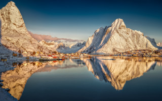 Mountain lake houses town matte - a mountain range in the background free wallpaper
