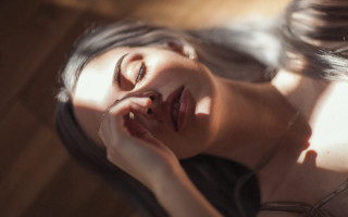 Woman laying down closed eyes - shiny free wallpaper