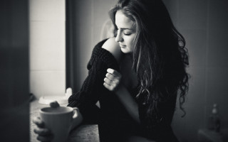 Woman sitting coffee mug blurry - a counter free wallpaper