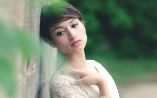 Woman leaning wall serious portrait - a woman leaning against a wall free wallpaper